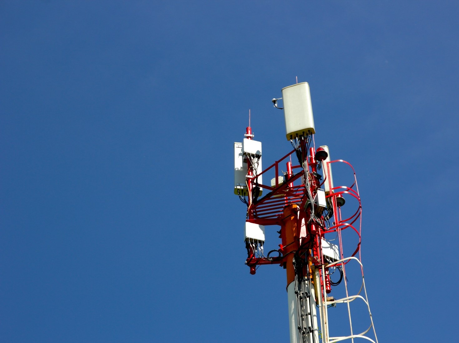 ¿Cómo afectan las regulaciones a las telecomunicaciones en Perú?